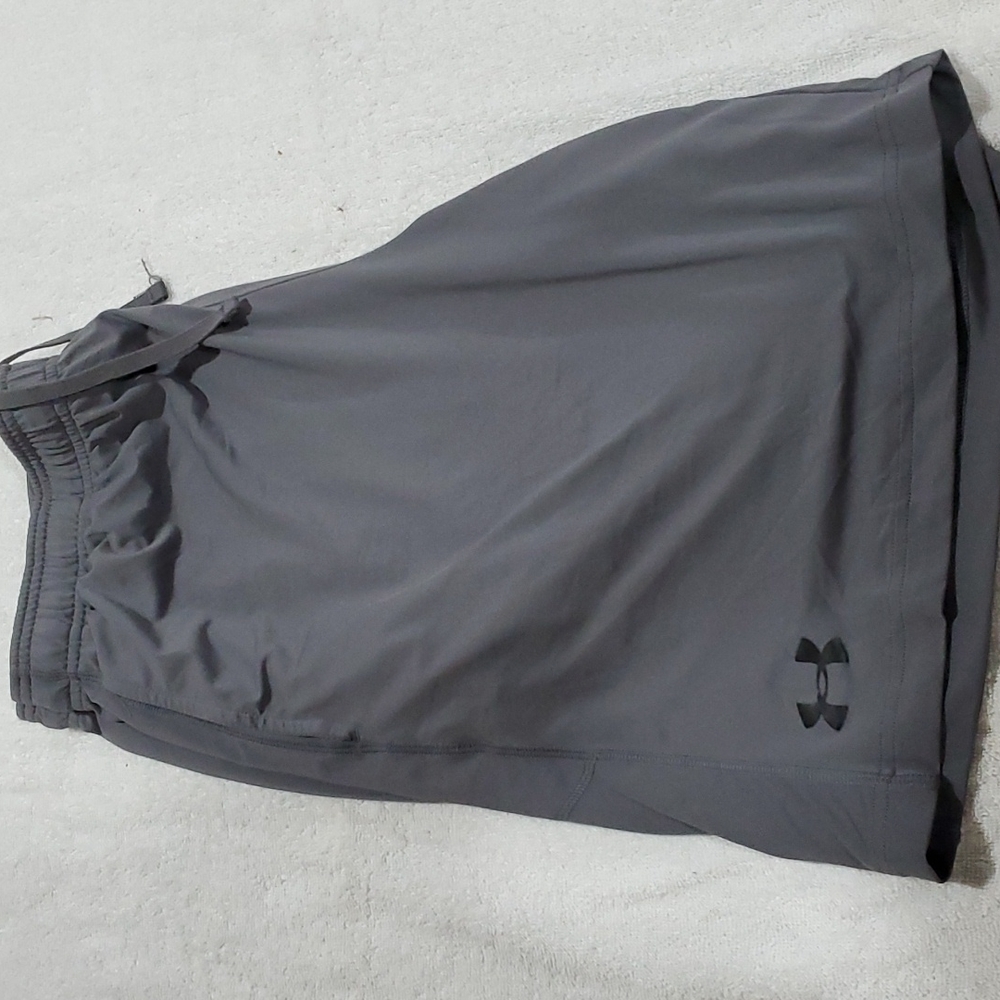 Mens Under Armour Athletic short. Size xl. Color grey.